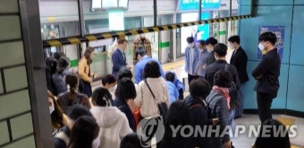 지하철 2호선 60대 심정지…승객과 역무원이 살렸다
