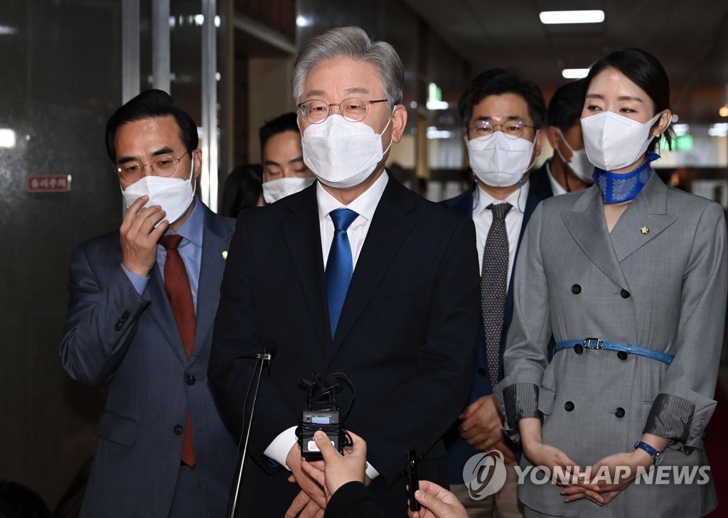 이재명 후보, 최근 조사에서 49%로 1위...지지율 꾸준히 유지 중