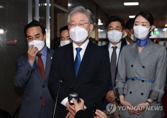 취재진 질문에 답하는 민주당 이재명 대선 후보
