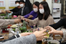 위하여! 건배 구호…위드코로나 시작되자 미뤘던 모임 재개