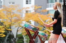 아파트 단지에 울려 퍼지는 북소리
