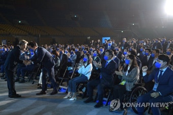 악수하는 이재명 후보와 송영길 대표