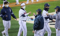 김태형 감독과 승리 자축하는 페르난데스