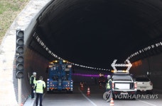 성남 내곡터널서 화물차 화재…5명 연기흡입 이송(종합2보)