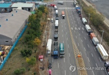 요소수 넣자…부산신항 배후단지 화물차 긴줄