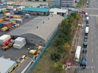 요소수 넣자…부산신항 배후단지 화물차 긴줄