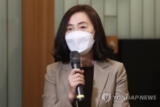 박선희 헤어러쉬 | 개회사하는 박선희 한국언론정보학회장