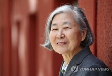 포즈 취하는 작곡가 박영희