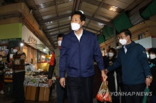 인왕시장 방문한 오세훈 시장