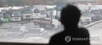 화물차 바라보는 관계자