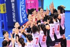 여자배구 신생팀 페퍼저축은행, 창단 첫승…기업은행 3-1 격파
