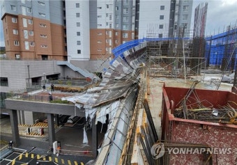 강풍에 아파트 건설 현장 붕괴사고