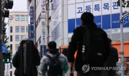 대치동 학원가 오가는 학생들