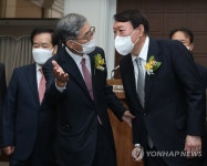 신평 변호사와 대화하는 윤석열