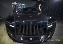 아시아 태평양 지역 최초로 선보인 롤스로이스 뉴 블랙 배지 고스트