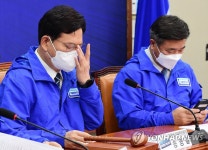 안경 고쳐쓰는 송영길 상임선대위원장