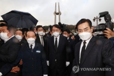 '전두환 옹호 발언' 사과한 뒤 발걸음 돌리는 윤석열 대선후보