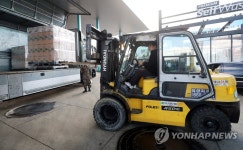 군용 요소수 옮기는 인천 주유소 관계자