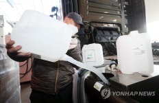 트럭에 요소수 넣는 운전사