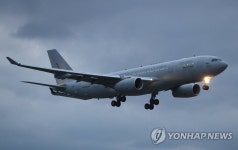 요소수 공수 공군수송기 김해공항 착륙