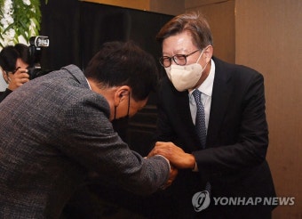 악수하는 박형준 부산시장과 김기현 원내대표