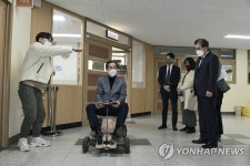 중학생들이 만든 이동 기구 운전하는 문석진 서대문구청장
