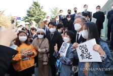 지지자들과 기념촬영하는 이재명 대선후보
