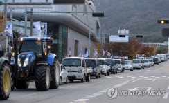 충남도청 앞 지나가는 트랙터와 트럭