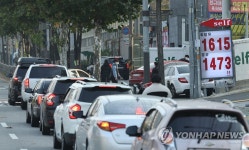 인하한 유류세에 붐비는 주유소