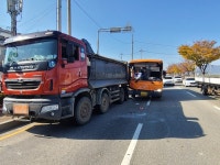 부산서 시내버스가 덤프트럭 추돌…승객 5명 병원이송