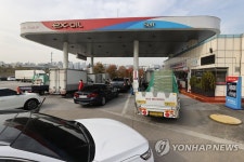 평일에도 북적이는 유류세 반영 주유소