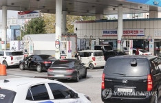 평일에도 북적이는 유류세 반영 주유소