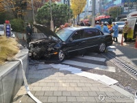 광주 남구청 외벽에 승용차 돌진