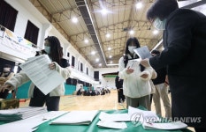 수험표 배부받는 수험생들