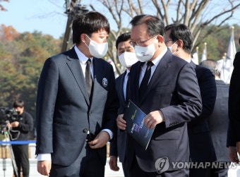 이준석 대표와 대화하는 김부겸 총리