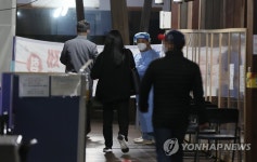 저녁까지 계속되는 선별진료소
