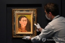 프리다 칼로 자화상, 경매서 412억원 낙찰…중남미 작가 최고가