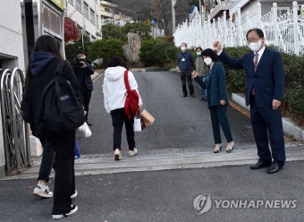 수험생 격려하는 김석준 부산교육감