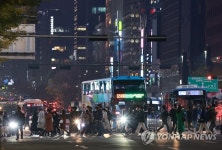 강남대로 오가는 시민들