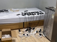 모텔 안 수상한 휴대전화 48대…해외연계 보이스피싱 일당 검거