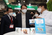 반려동물 식품 살펴보는 윤석열 후보