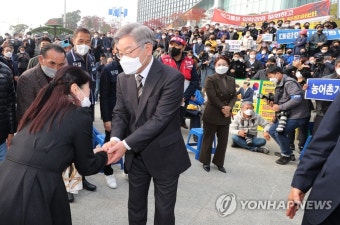 참석자와 인사하는 이재명 대선후보