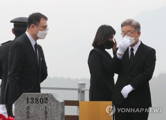 눈물 닦는 이재명 대선후보 부부