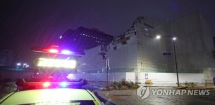 외벽 가림막 파손에 교통통제된 삼봉로