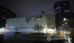 외벽 가림막 파손에 교통통제된 삼봉로