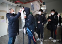 체온 측정하는 학생들