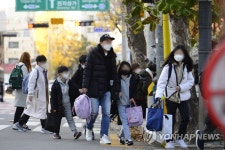 금양초등학교에 등교하는 학생들