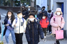 금양초등학교에 등교하는 학생들