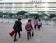 금양초등학교에 등교하는 학생들