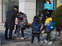 창원초등학교에 등교하는 학생들